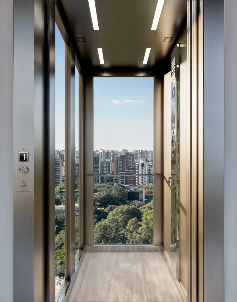 Interior de elevador Montele Linha M com vista panorâmica da cidade